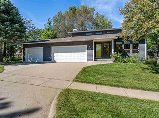 1013 Deerfield Dr, Iowa City, IA 52246