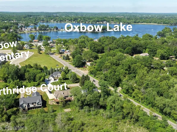 10295 Northridge Ct, White Lake, MI 48386