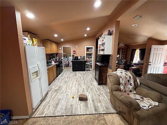4th image of 6054 Bluehill Ave