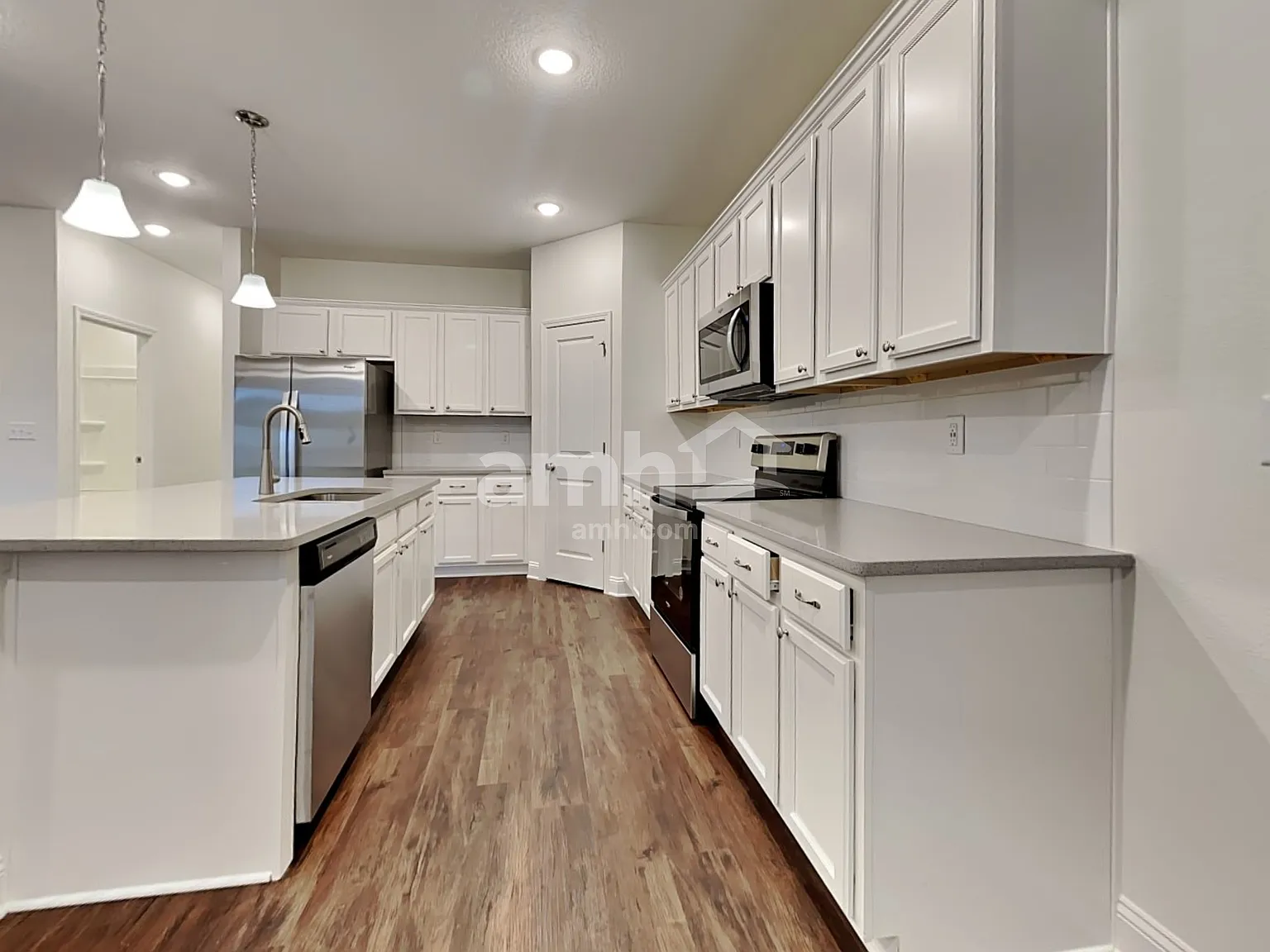 5 bed, 3.0 bath, 2377 sqft, $3,075 — Photo 3