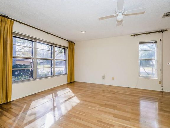 4th image of 2823 Thistle Ct S