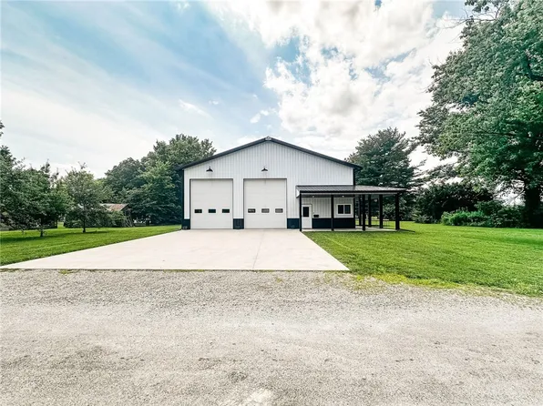 105 NE 9th St, Casey, IL 62420