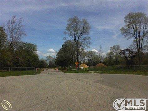 park next to vacant prop.jpeg