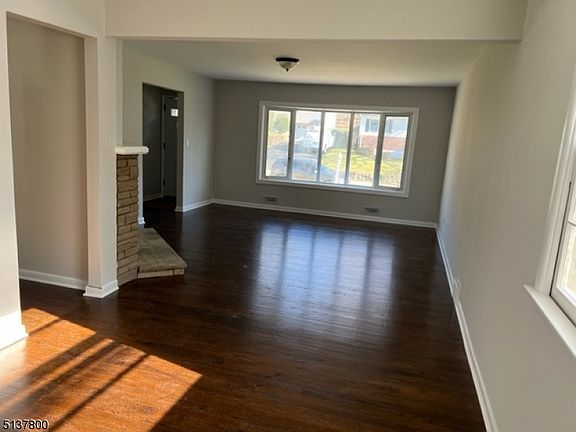 4th image of 107 Hiawatha Blvd