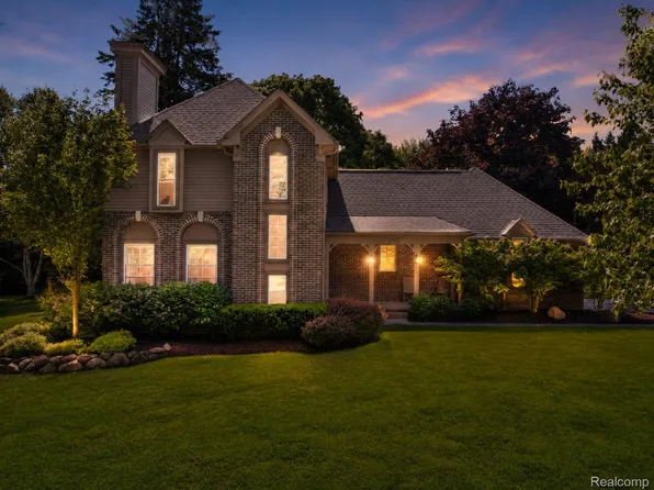 6182 Ledwin Dr, Troy, MI 48098