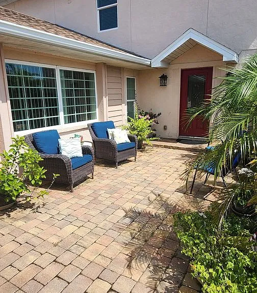 610 Palm Dr — Photo 2
