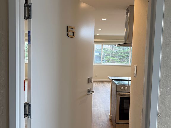 3rd image of 122 Hilton Ln APT 5