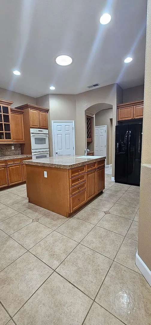 5 bed, 4.0 bath, 3647 sqft, $6,000 — Photo 4