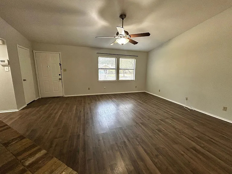 4205 Greencrest Dr — Photo 6