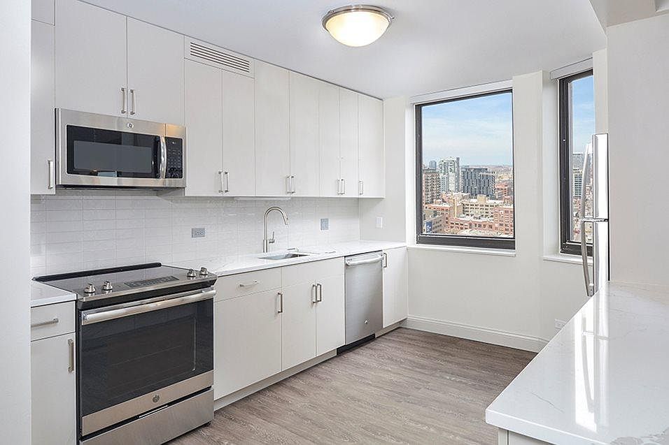1st image of 324 W Illinois St #7B