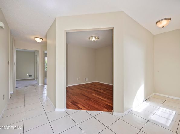 17 Kingfisher Ct, Marlboro, NJ 07746