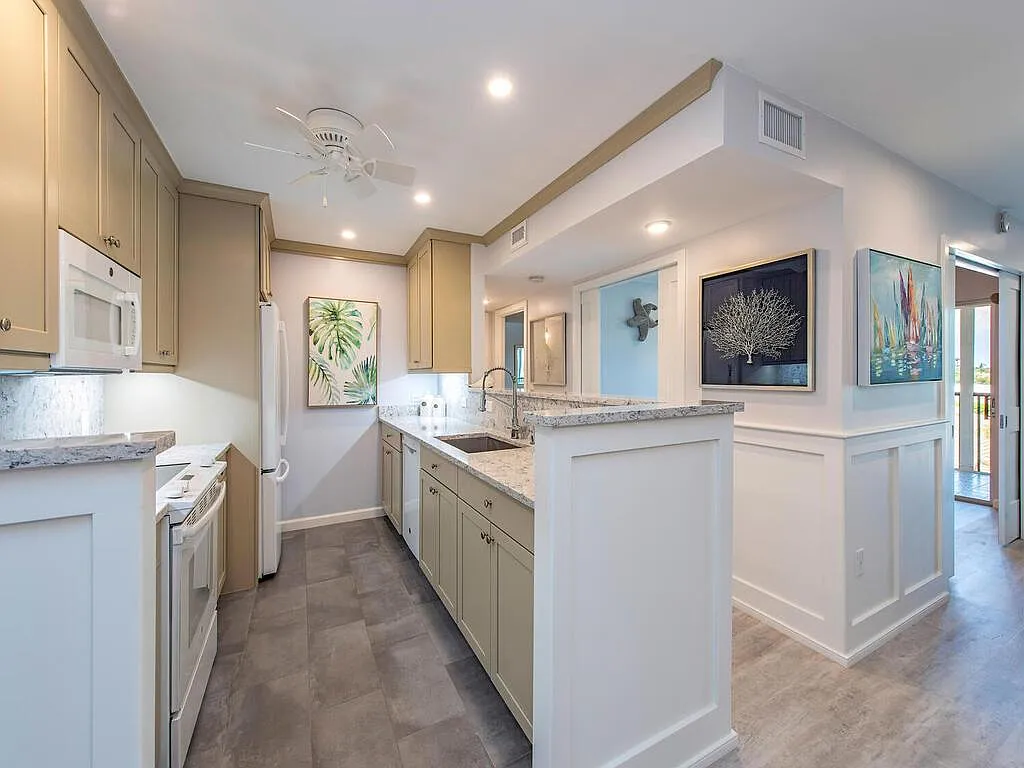 555 Park Shore Dr — Photo 3