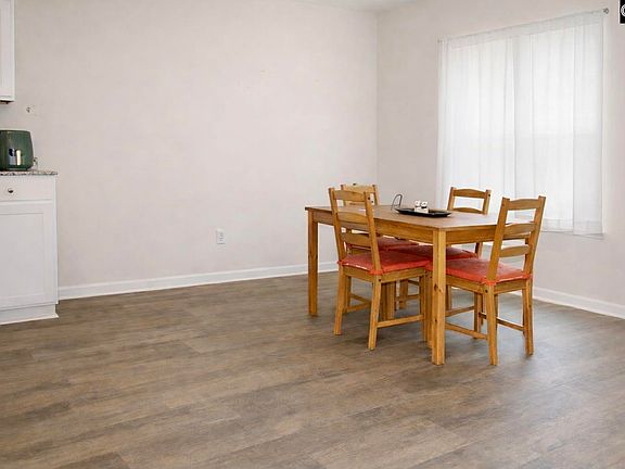 3rd image of 133 Findlay Cir