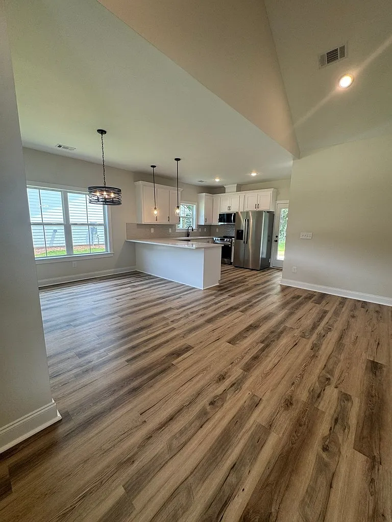 3 bed, 2.0 bath, 1403 sqft, $2,300 — Photo 3