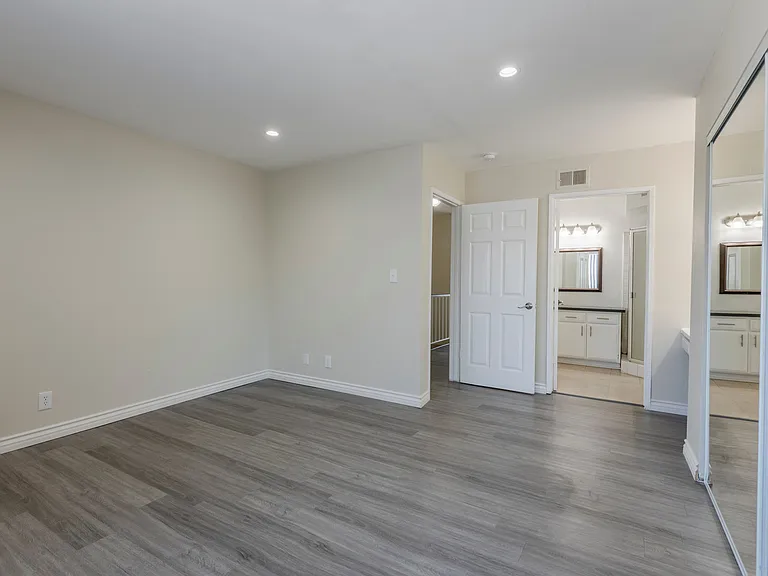 11701 Oxnard St — Photo 10