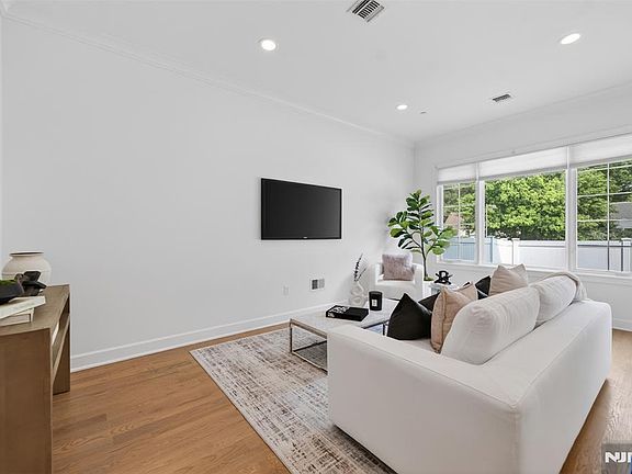 3rd image of 10 Gabriel Ct