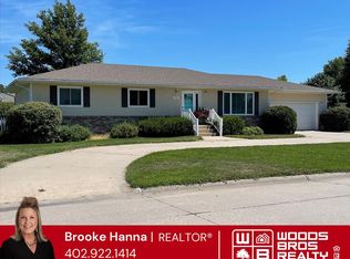 320 S 18th St, Aurora, NE 68818