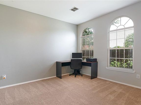 4th image of 1940 Peppertree Dr