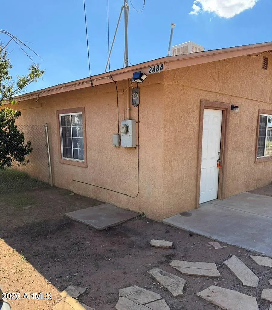 2 bed, 1.0 bath, 900 sqft, $850 — Photo 1