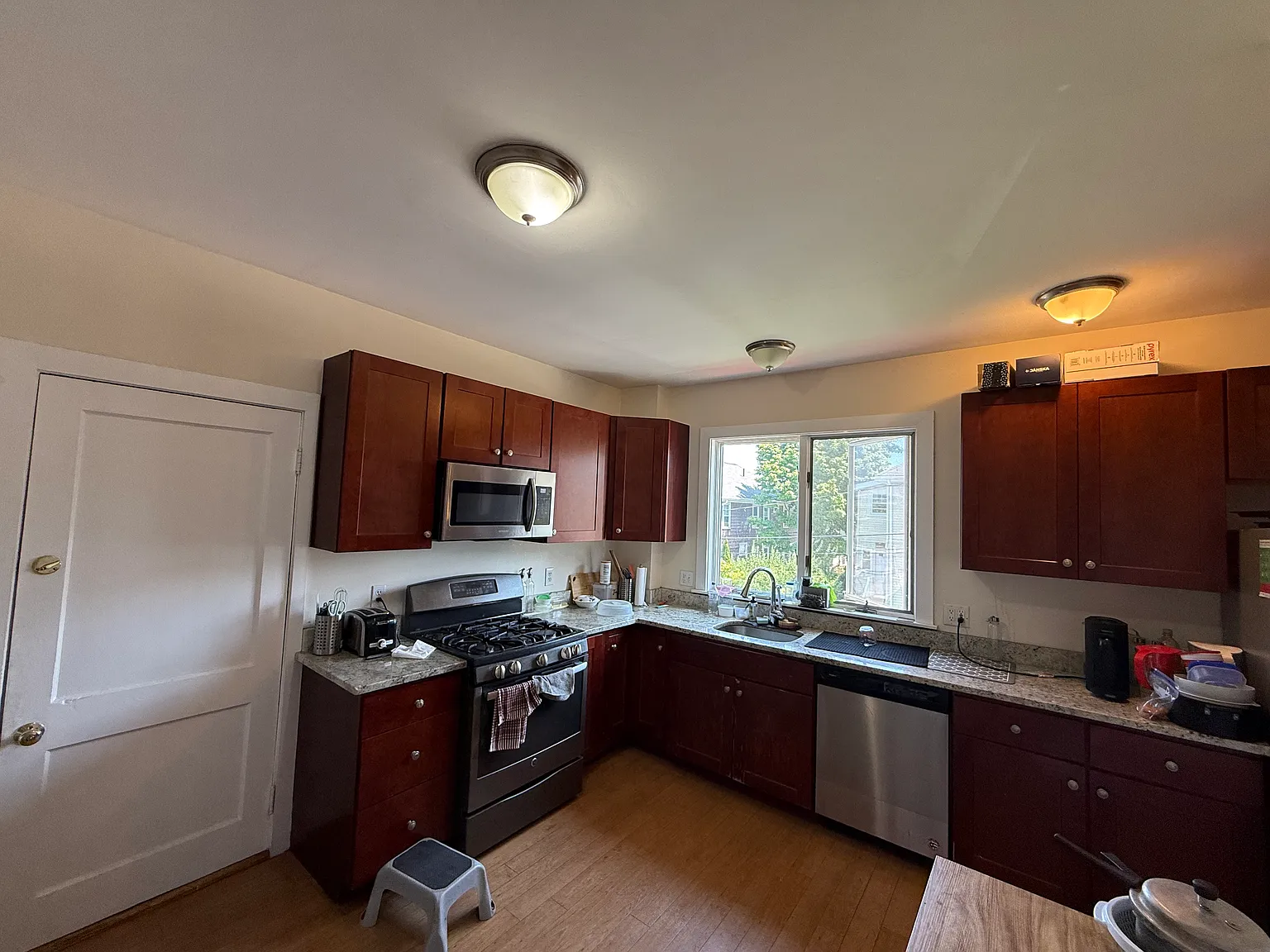 4 bed, 1500 sqft, $4,000 — Photo 2