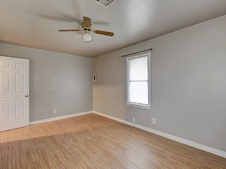 2849 Cambridge Ct — Photo 3