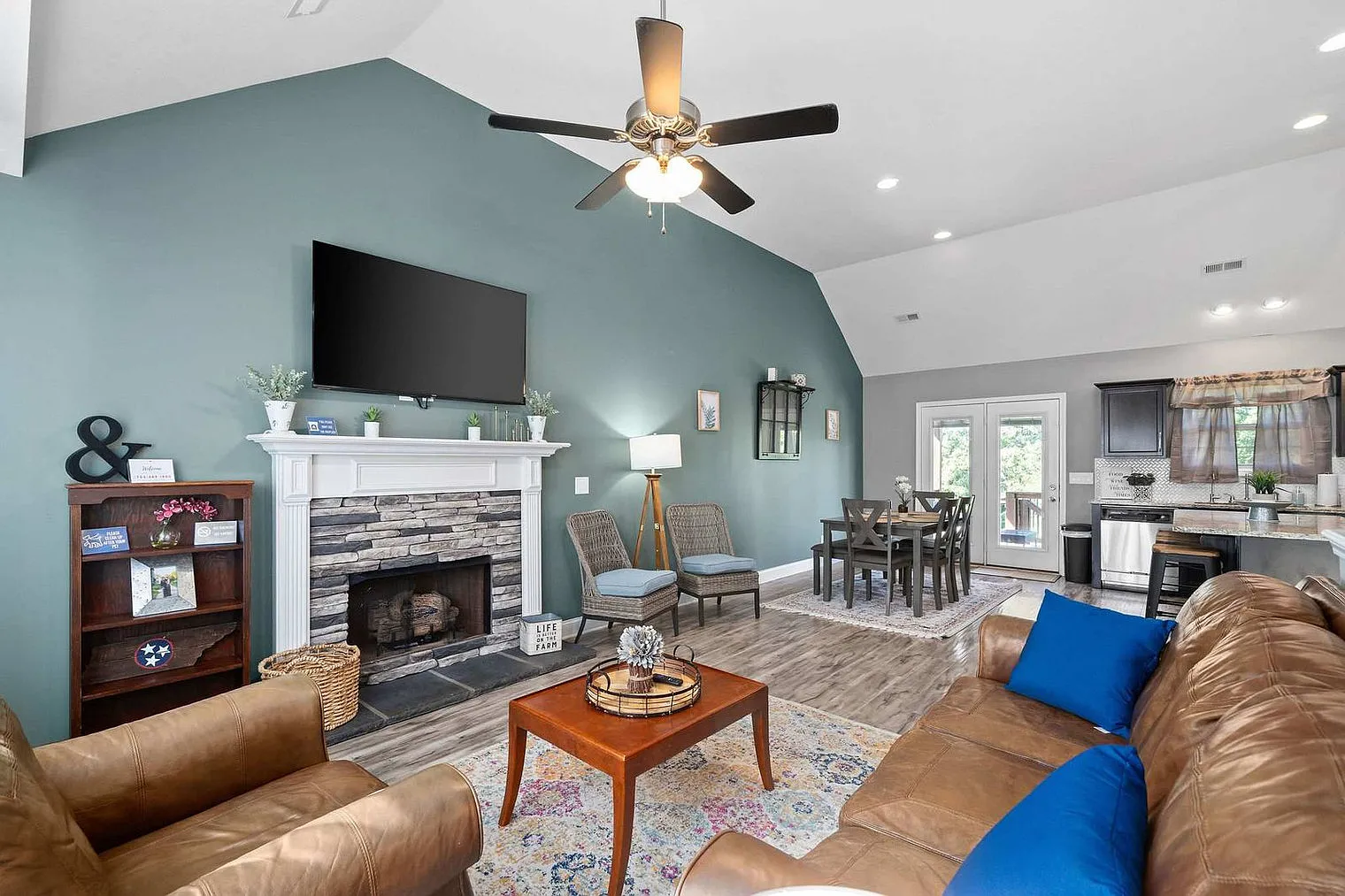 4 bed, 3.0 bath, 1894 sqft, $4,723 — Photo 3