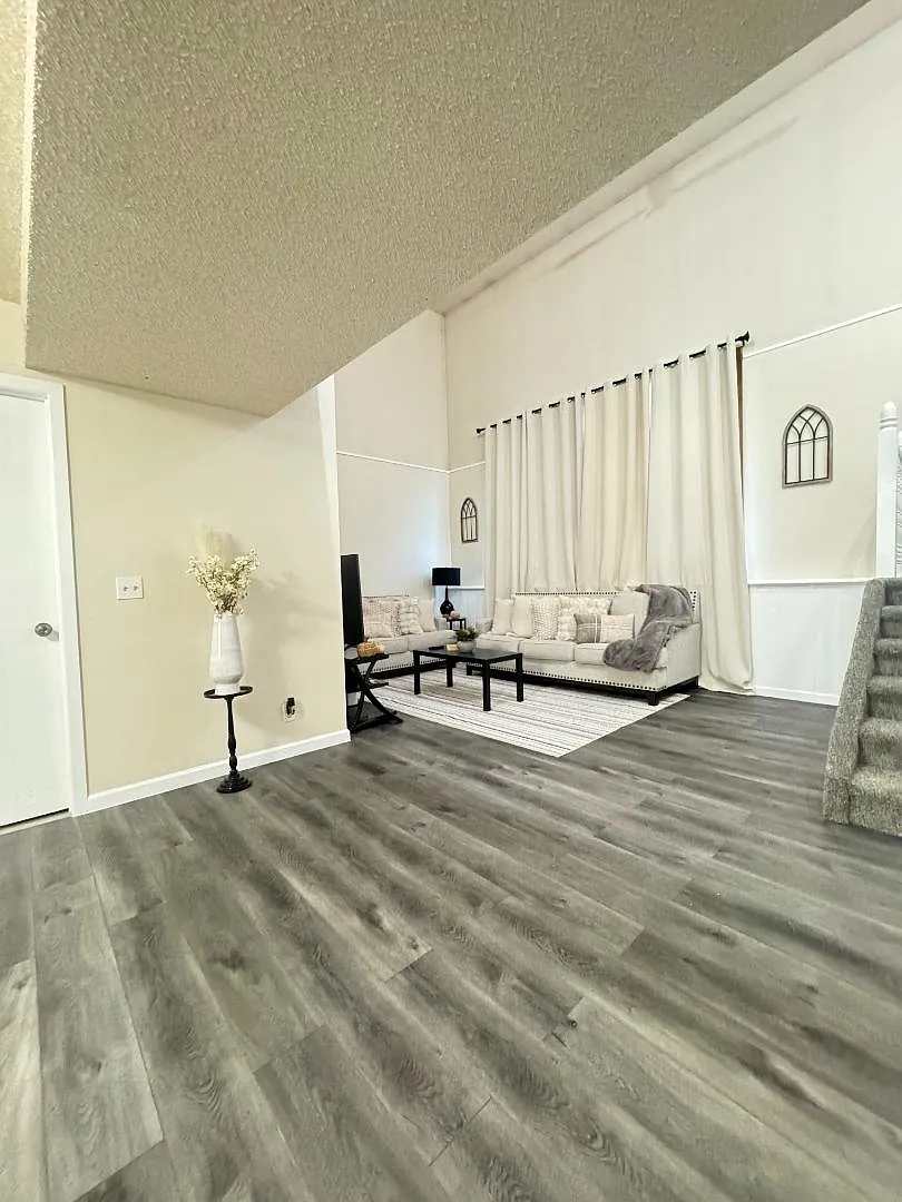 2614 N Fleming St - 01 — Photo 2