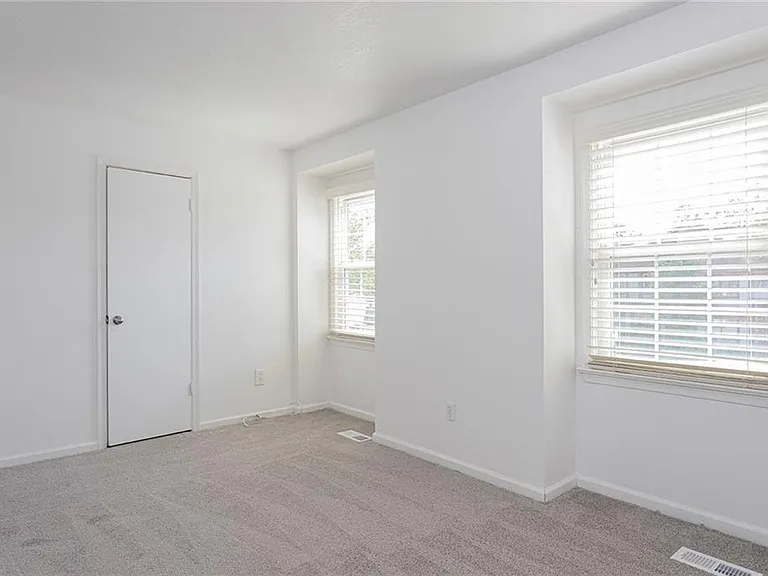 5684 Campus Dr — Photo 12