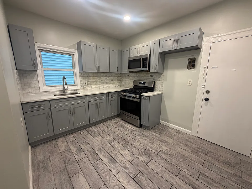 546 Livingston St #1F
