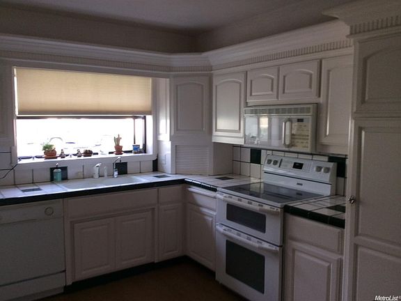 3rd image of 308 Olive Ct