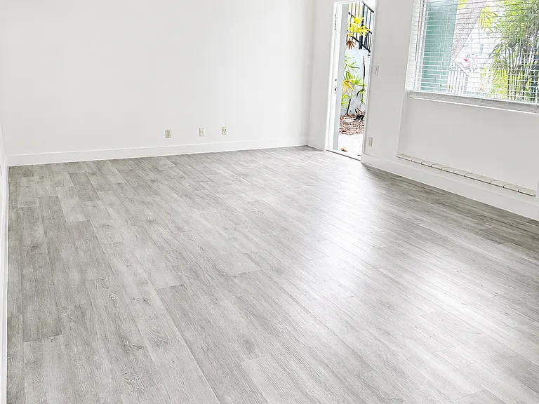 2837 NE 30th St #3 — Photo 1