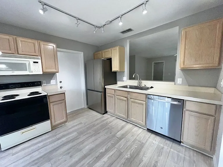 2024 Donegan Pl — Photo 9