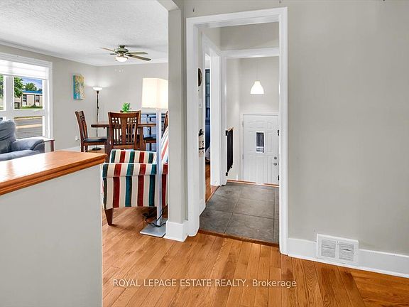 5th image of 4037 Bloor St W