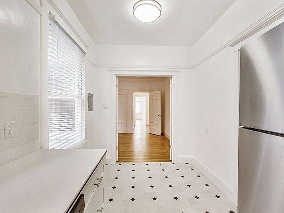 2nd image of 1610 Lombard St #303