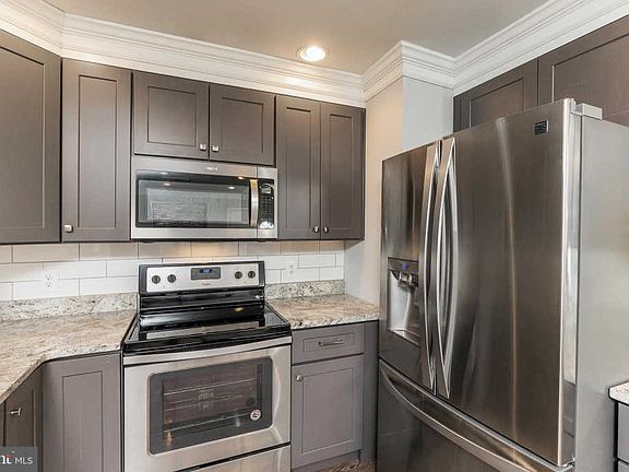 4th image of 702 E Dickenson Ct