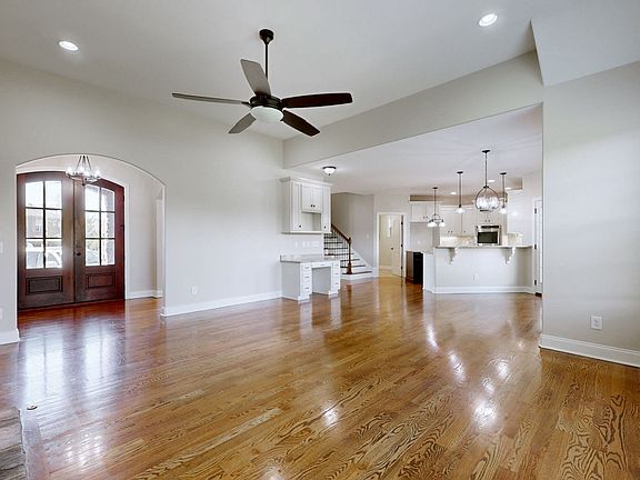 5th image of 209 Blackthorn Ln