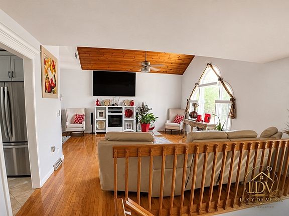 3rd image of 252 Elizabeth Dr