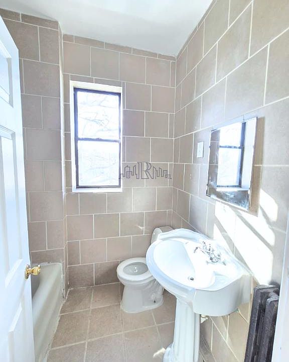 2nd image of 810 Broadway Ave #501