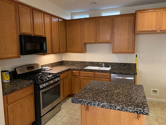 3rd image of 918 Oxford Ln