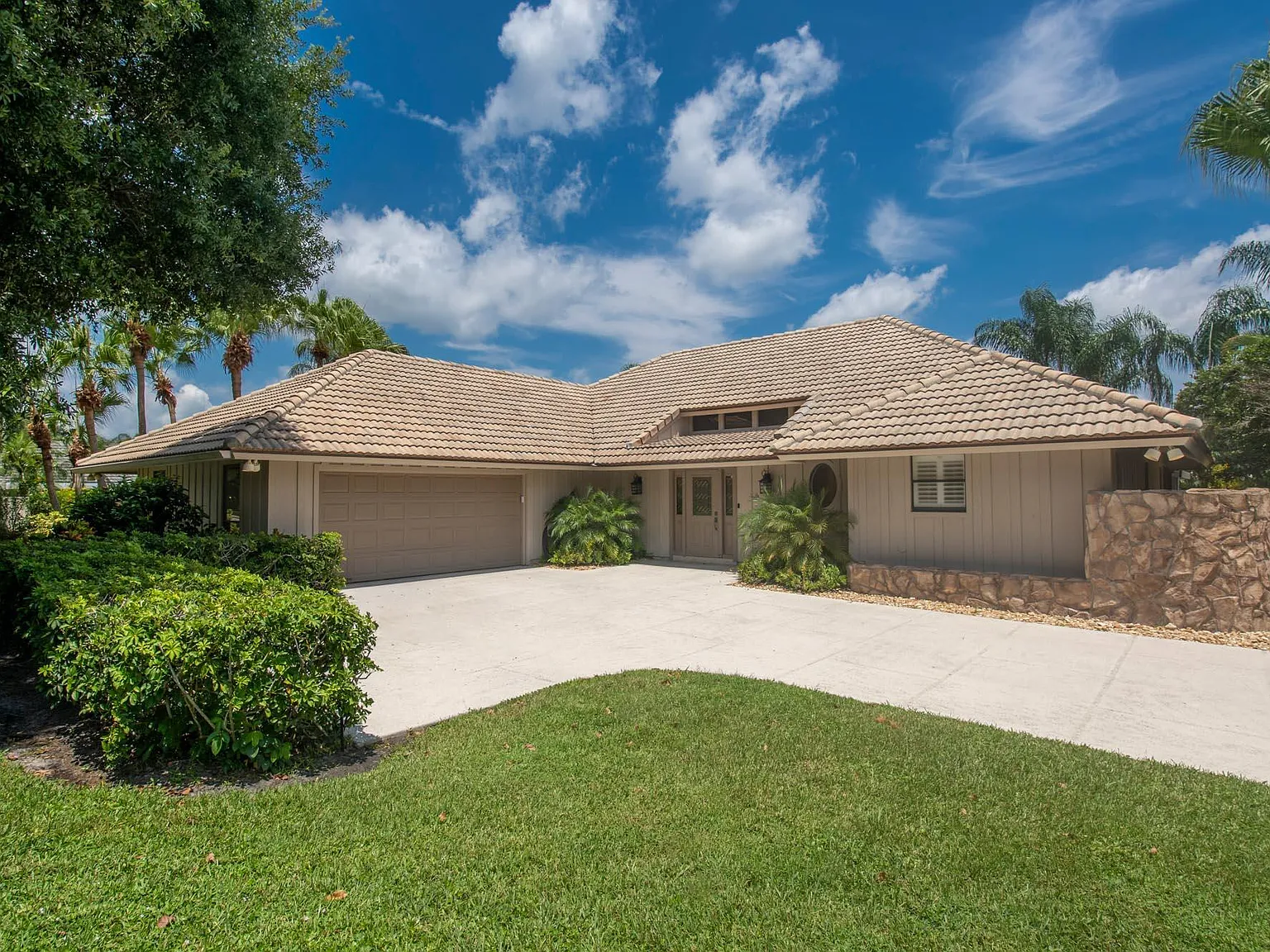3 bed, 3.0 bath, 1932 sqft, $13,000 — Photo 1