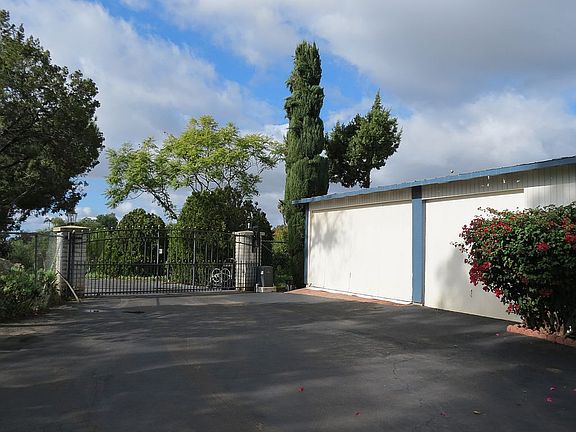 5th image of 825 Evergreen Ln