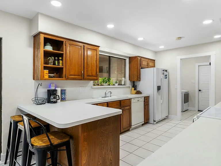 1100 Wayland Dr — Photo 9