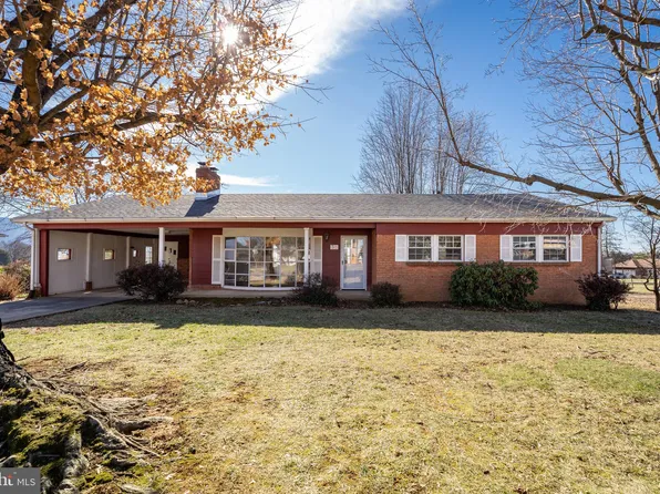 38 Canaan St, Luray, VA 22835