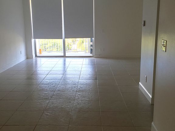4th image of 2020 NE 135th St APT 911