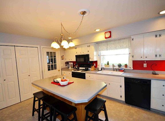3rd image of 28 Sandys Ln