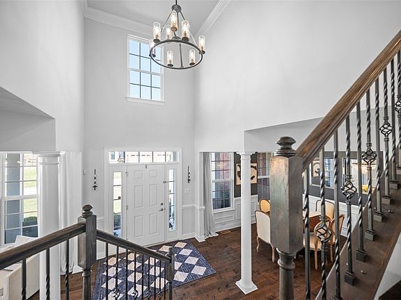 4th image of 1100 Blackthorne Dr