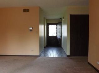 340 S Whispering Hills Dr, Naperville, IL 60540