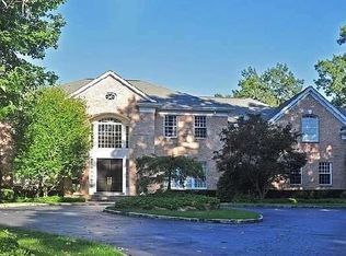 10 Huckleberry Ct, Syosset, NY 11791