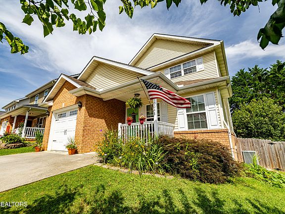 3rd image of 1004 Lennox Cir