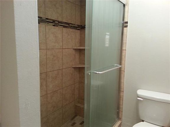 5th image of 814 Fair Oaks Dr